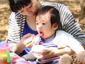 美味しそうに離乳食を食べる赤ちゃん